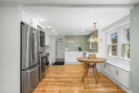 Centrally Located Yarmouth Cottage, Walk To Route 28 Shops and Food - Image 1