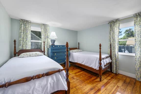 Centrally Located Yarmouth Cottage, Walk To Route 28 Shops and Food - Image 5